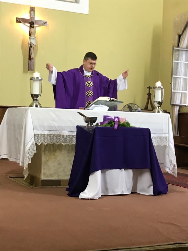 Father Marek Mlynarczyk celebrating Mass